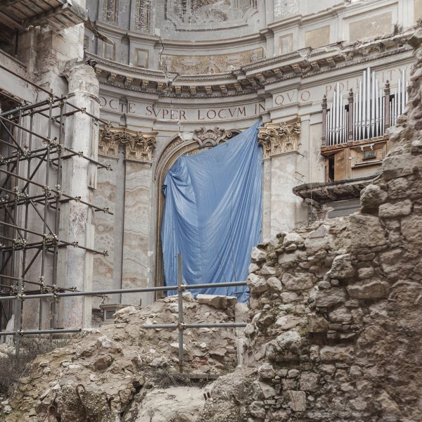 μπλε πέπλο, από τη σειρά 'Εκκρεμές', 2016