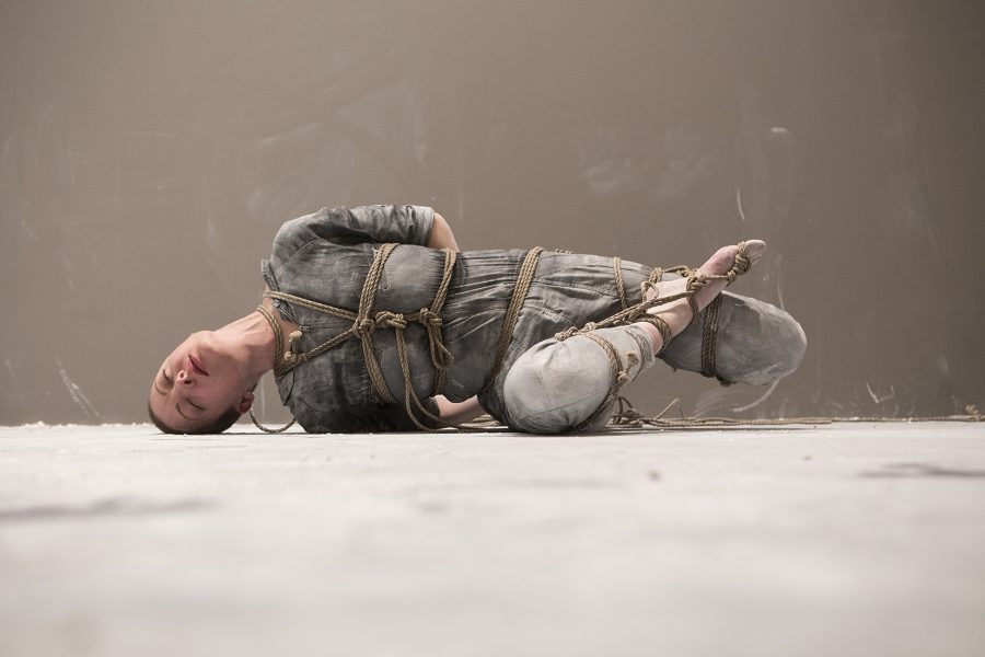 Corner Time, 2016, διάρκεια: 324 ώρες / 7 εβδομάδες, performance μακράς διάρκειας, μια παραγωγή του Οργανισμού NEON και του Marina Abramović Institute (MAI), AS ONE, Μουσείο Μπενάκη, Αθήνα, Ελλάδα. Φωτογραφία: Ναταλία Τσουκαλά.