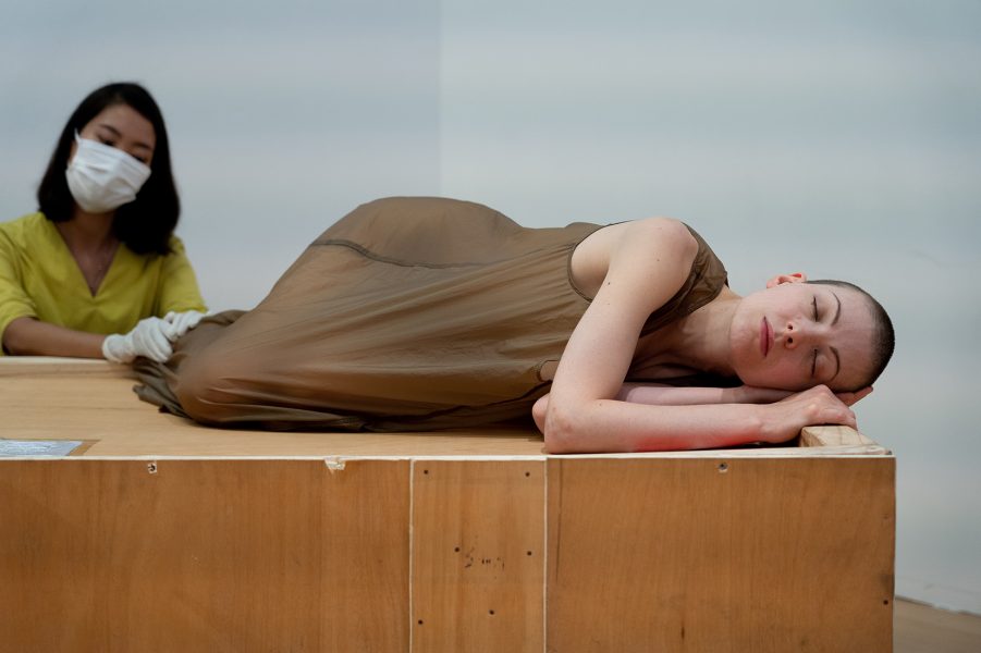 Protreptic, 2018, διάρκεια: 168 ώρες / 3 εβδομάδες, performance μακράς διάρκειας, A Possible Island? Marina Abramović Institute (MAI) & Bangkok Art Biennale, Bangkok Art and Culture Centre, Μπανγκόκ, Ταϋλάνδη. Φωτογραφία: P.Pattara/BAB.