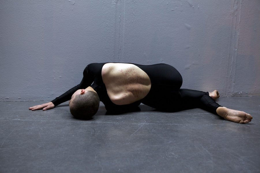 Βeing a threat, 2016, διάρκεια: 2 ώρες, live performance, Performing Identities, Dyson Gallery, RCA, Λονδίνο, ΗΒ. Φωτογραφία: Ania Mokrzycka.
