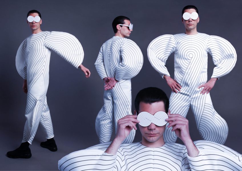 ₒ-ᵒ , 2022, διαστάσεις μεταβλητές, σειρά φωτογραφιών