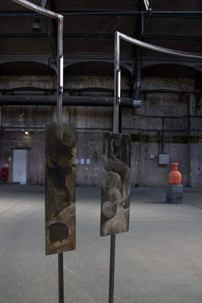  Ring[TheMemoryStayWithUs], 2021, 250 x 140 x 240εκ., τετραγωνισμένοι σωλήνες χάλυβα, επεξεργασμένες πλάκες χάλυβα, μαγνήτες, λάμπες με φωτοκύτταρο.  Έκθεση: ‘Scenes of Inclination’, επιμέλεια Άκης Κόκκινος, Manor Place and Projekt, Λονδίνο, Ην. Βασ.