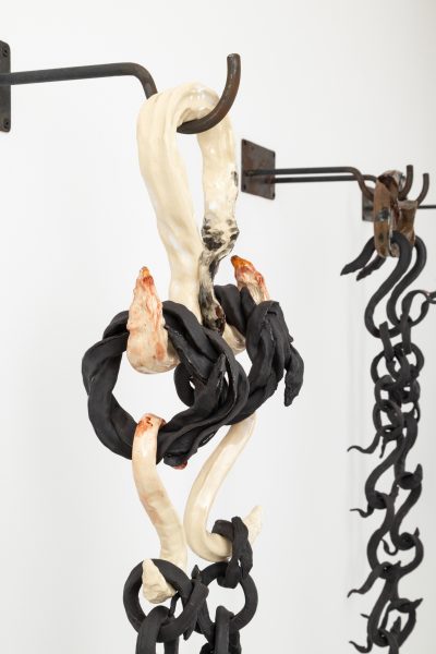 Chain Sling II, 2021, Υαλωμένος πηλός stoneware, ψυχρό σμάλτο, οξείδια και χρωστικές σε σκόνη, σίδερο, 18 x 96 x 28 εκ