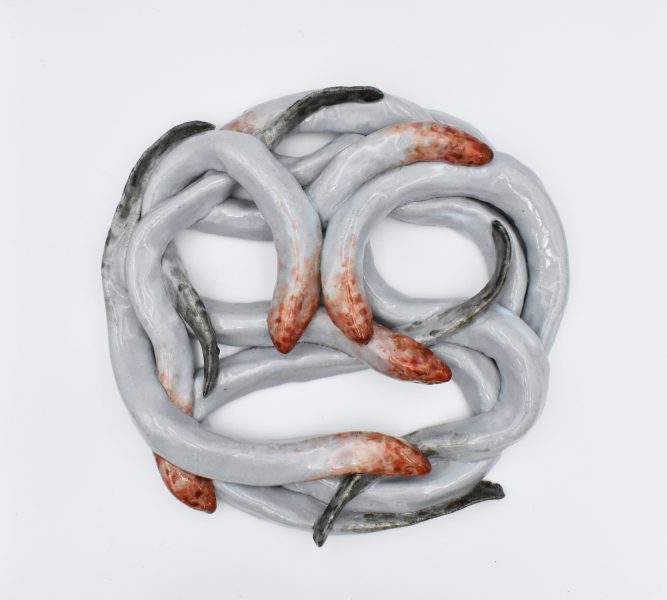 Vixen / I am, 2020, Υαλωμένος πηλός stoneware, ψυχρό σμάλτο, οξείδια, χρωστικές σε σκόνη, 22 x 22 x 4 εκ
