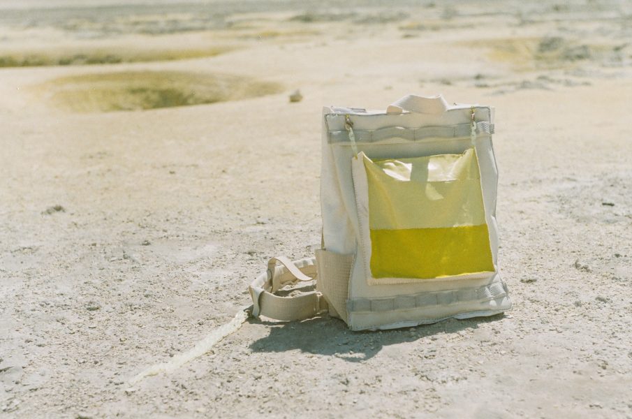 the Archipelago of Shards με το Easyma backpack και το Sacca jacket_2021, Αναλογική φωτογραφία: Σακίδιο από δέρμα φυτικής δέψης, αδιάβροχο ύφασμα, πλαστικές αγκράφες και ρυθμιστές, βαμβακεροί ιμάντες