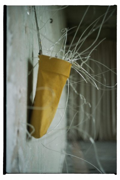 Thirty Memory Receptacles from Unknown Familiar Places  Nostalgic (and false) alternative, 2019, Aναλογική φωτογραφία: δερμάτινος σάκος συγκομιδής 45cm x 25cm x 30cm