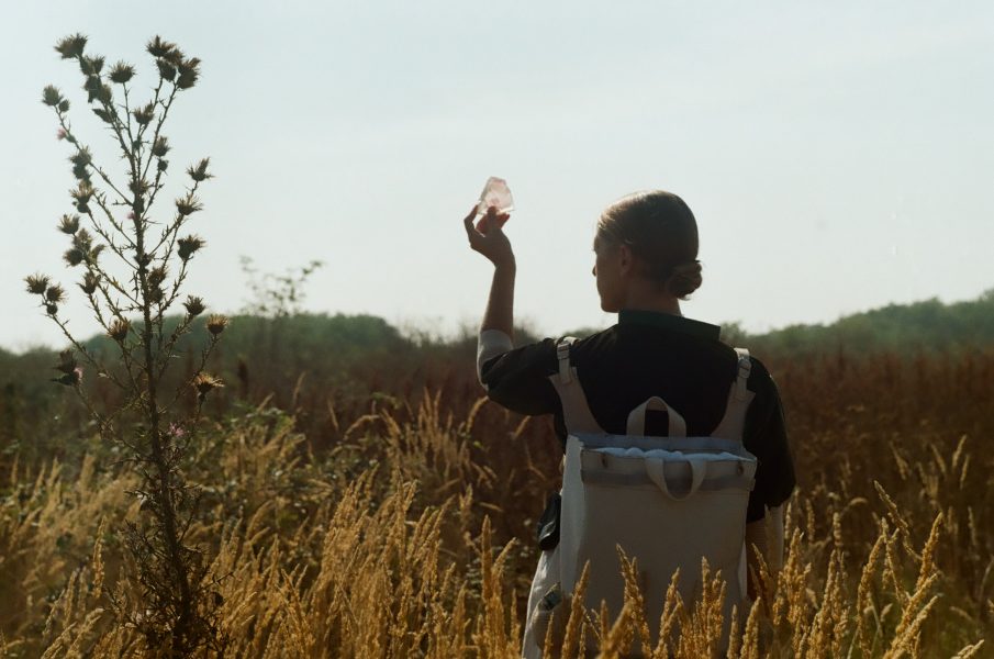 the Archipelago of Shards Easyma backpack, 2021, Αναλογική φωτογραφία: Σακίδιο από δέρμα φυτικής δέψης, αδιάβροχο ύφασμα, πλαστικές αγκράφες και ρυθμιστές, βαμβακεροί ιμάντες