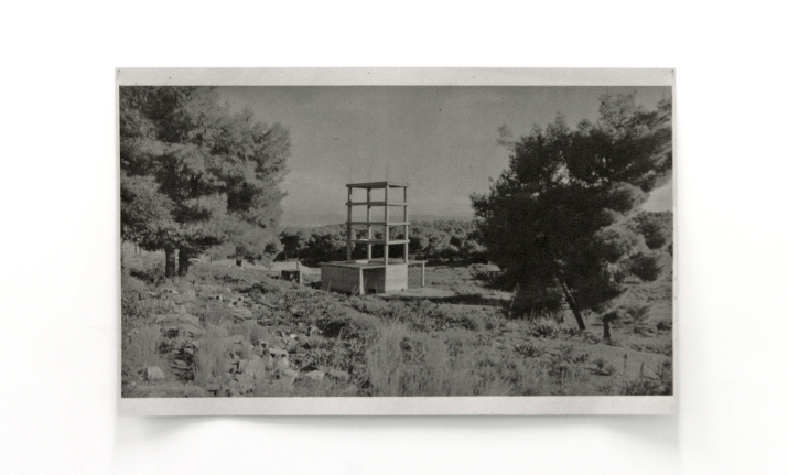 Der Bau II, 2018, Λεπτομέρεια Εγκατάστασης, (Φωτογραφία) Εκτύπωση σε γκρι στρατσόχαρτο,