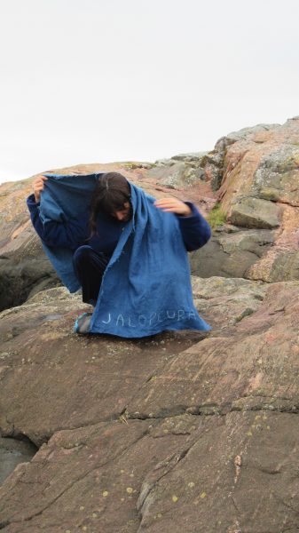 Jalopeura (μτφρσ. ευγενές ελάφι), 2021, 110x60cm, φορετό λινό κομμάτι, βαφή indigo